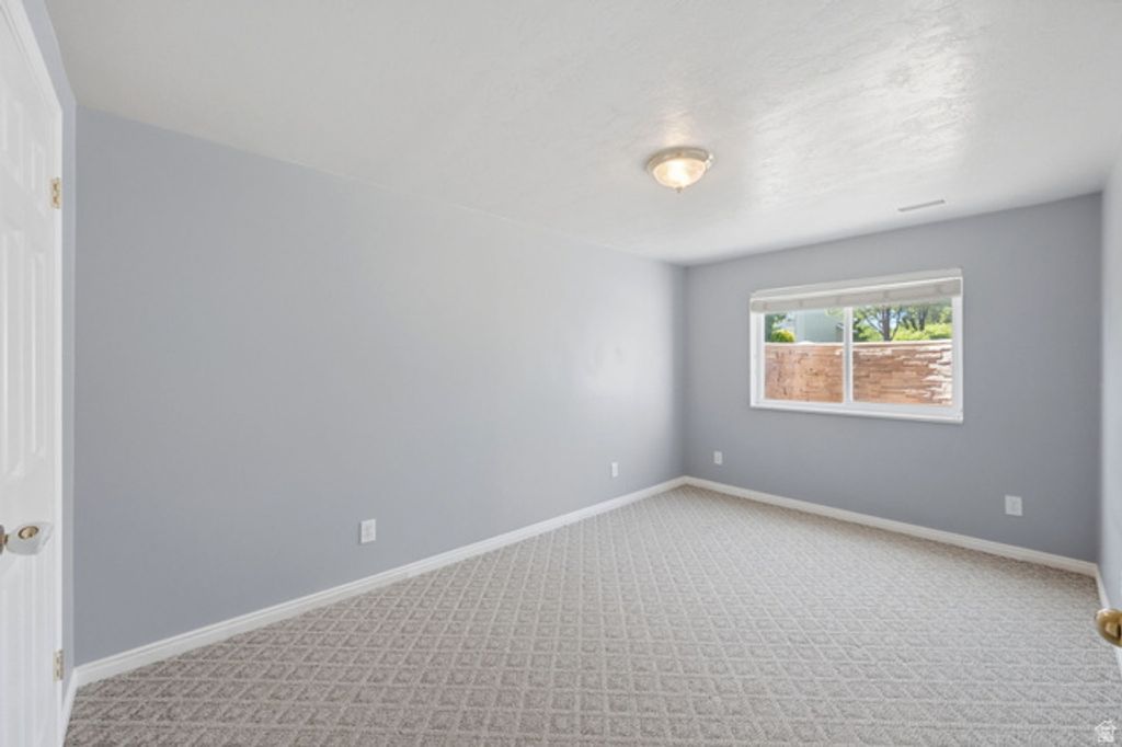 Image 33 of property listing at 1429 FLINT MEADOW DR, Kaysville, UT 84037