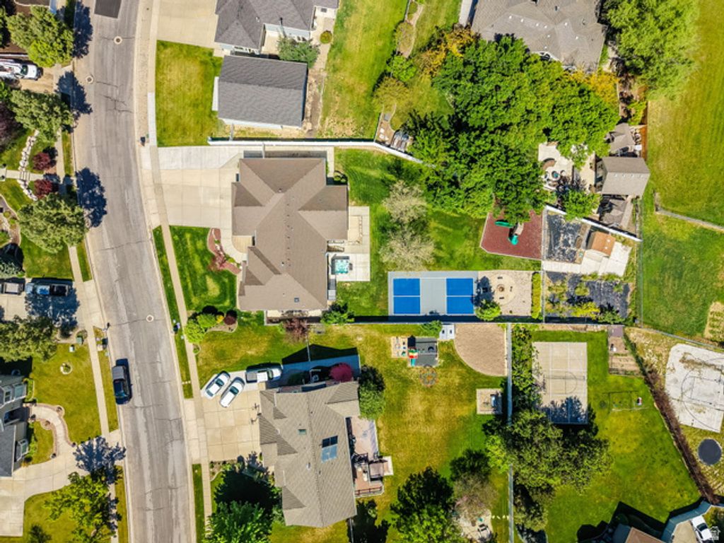 Image 5 of property listing at 1429 FLINT MEADOW DR, Kaysville, UT 84037