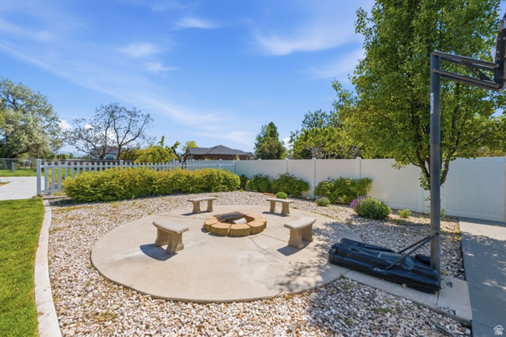 Image 48 of property listing at 1429 FLINT MEADOW DR, Kaysville, UT 84037