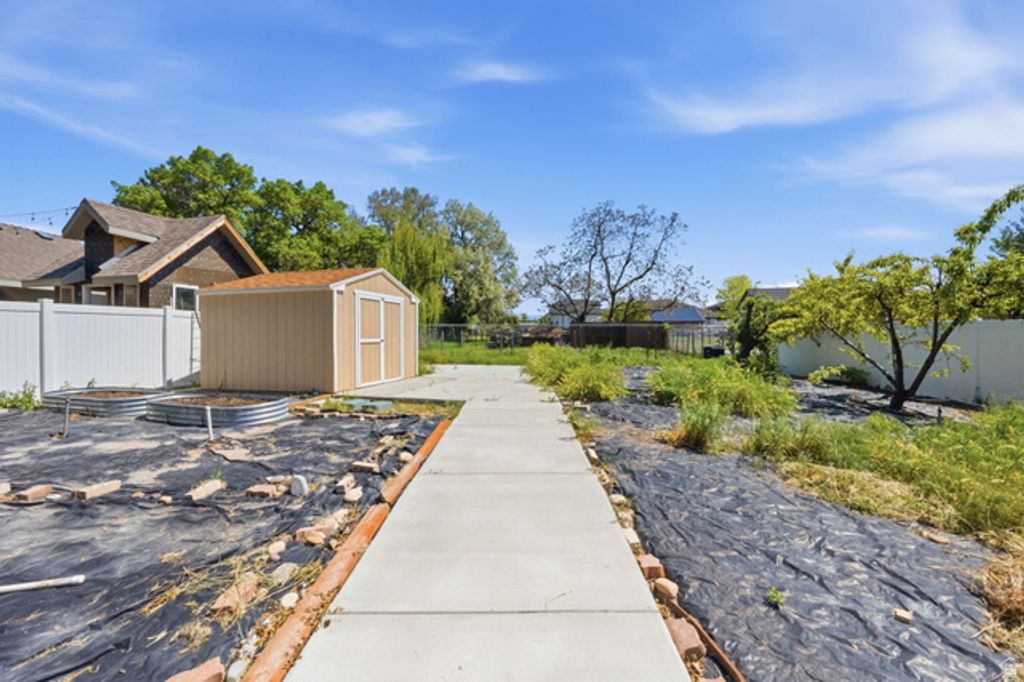 Image 49 of property listing at 1429 FLINT MEADOW DR, Kaysville, UT 84037