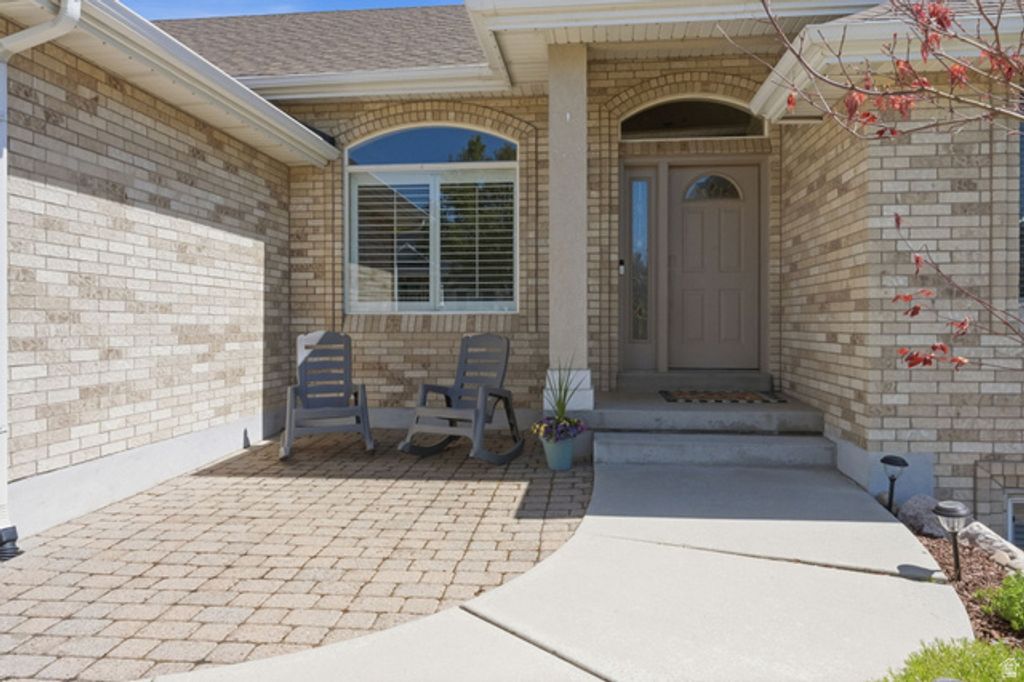 Image 6 of property listing at 1429 FLINT MEADOW DR, Kaysville, UT 84037