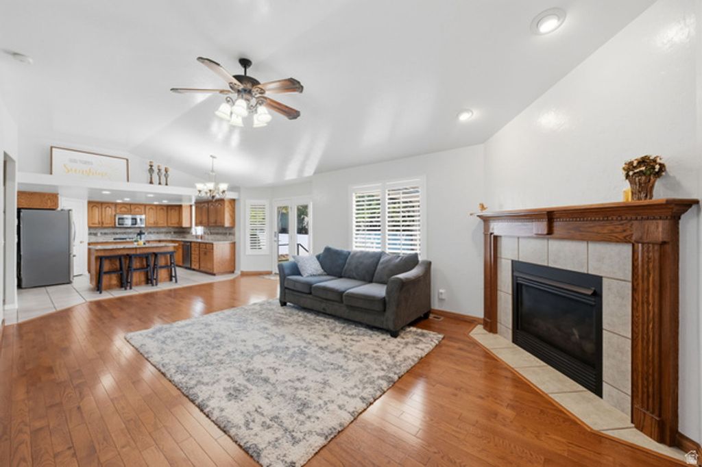Image 9 of property listing at 1429 FLINT MEADOW DR, Kaysville, UT 84037