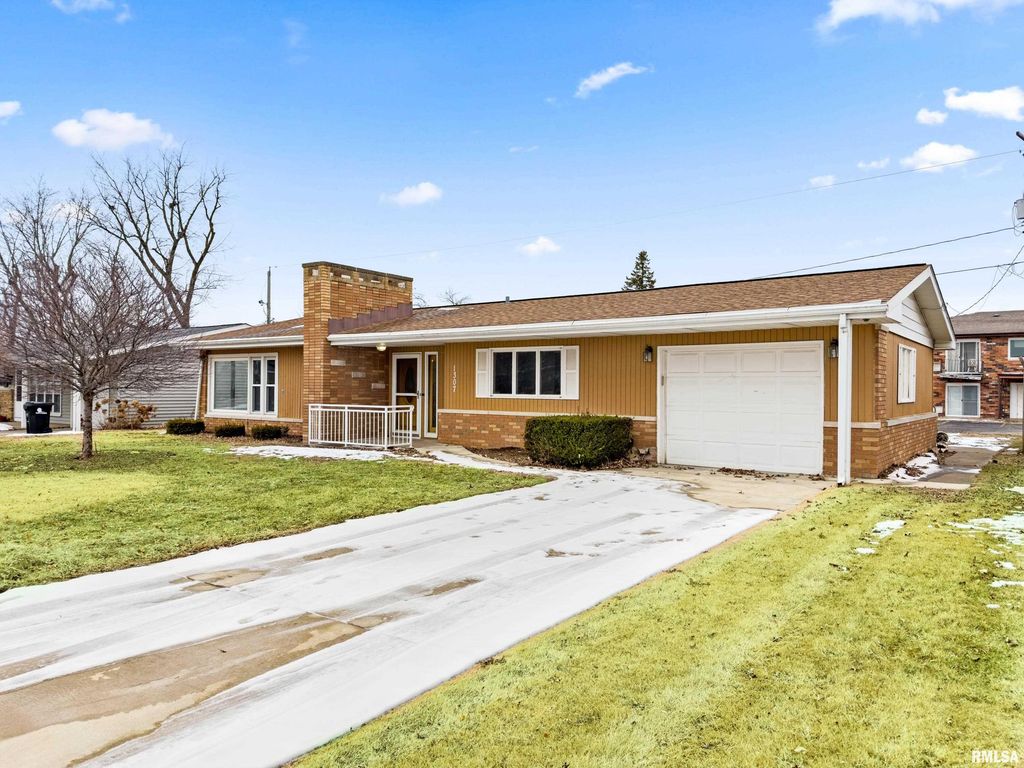 1307 BOBOLINK Drive, Washington, IL 61571