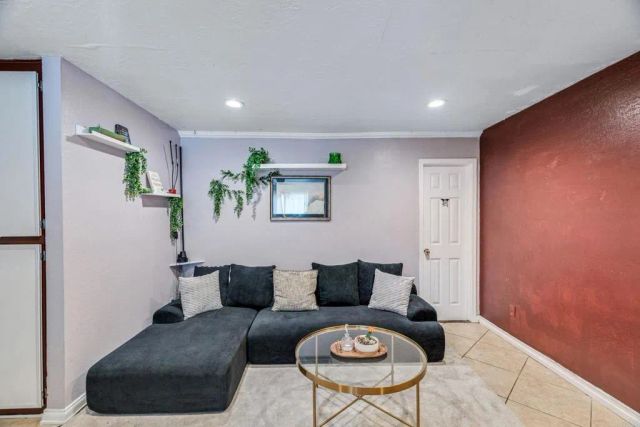 1615 Pentecost Way 6, San Diego, CA 92105