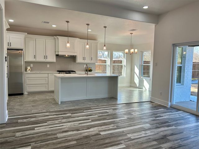 802 S Medora Street, Terrell, TX 75160