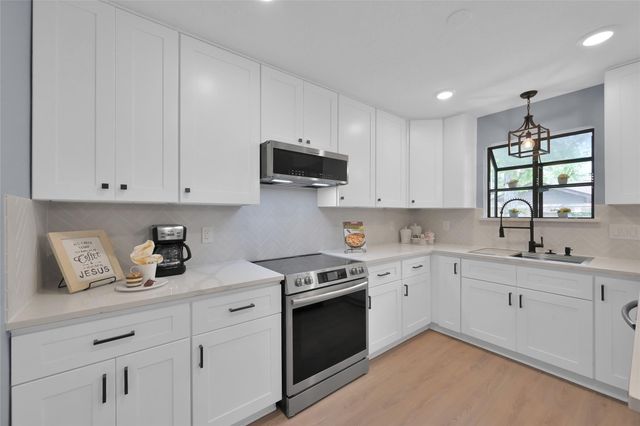 13 Moon Valley Court, Panorama Village, TX 77304