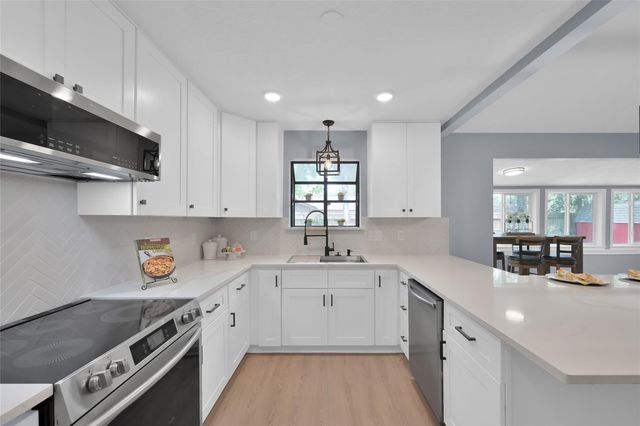 13 Moon Valley Court, Panorama Village, TX 77304