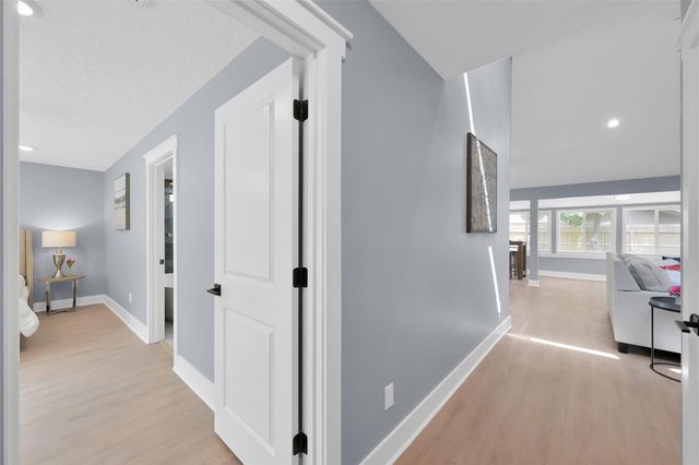 13 Moon Valley Court, Panorama Village, TX 77304