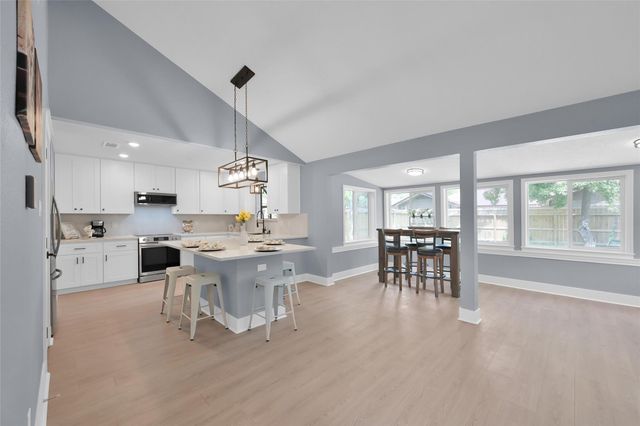 13 Moon Valley Court, Panorama Village, TX 77304