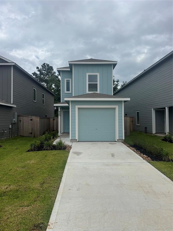 925 Pertuso Lane, Huffman, TX 77336