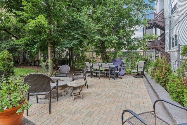 733 W Briar Place 1W, Chicago, IL 60657