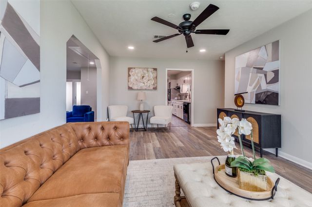 7724 Gaston Avenue, Benbrook, TX 76116