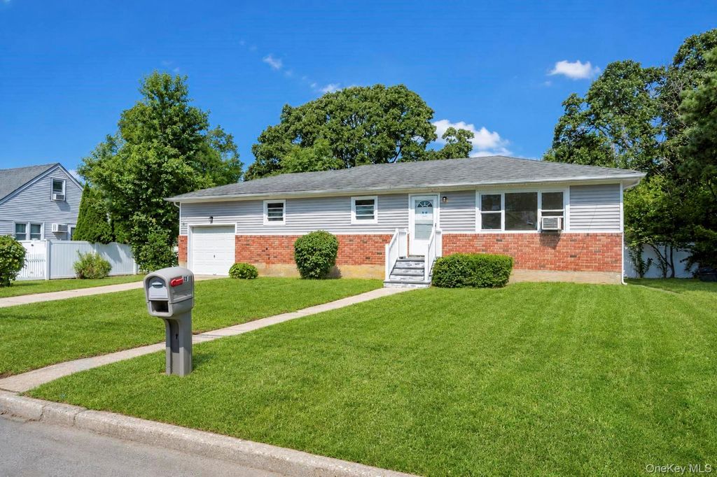 334 Robbins Street, Lindenhurst, NY 11757 — photo 3
