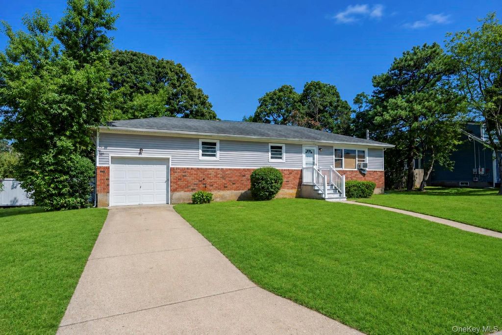 334 Robbins Street, Lindenhurst, NY 11757 — photo 4