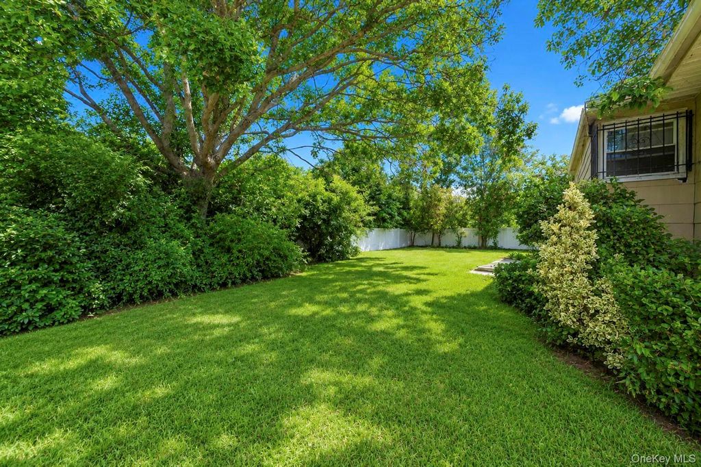 334 Robbins Street, Lindenhurst, NY 11757 — photo 5