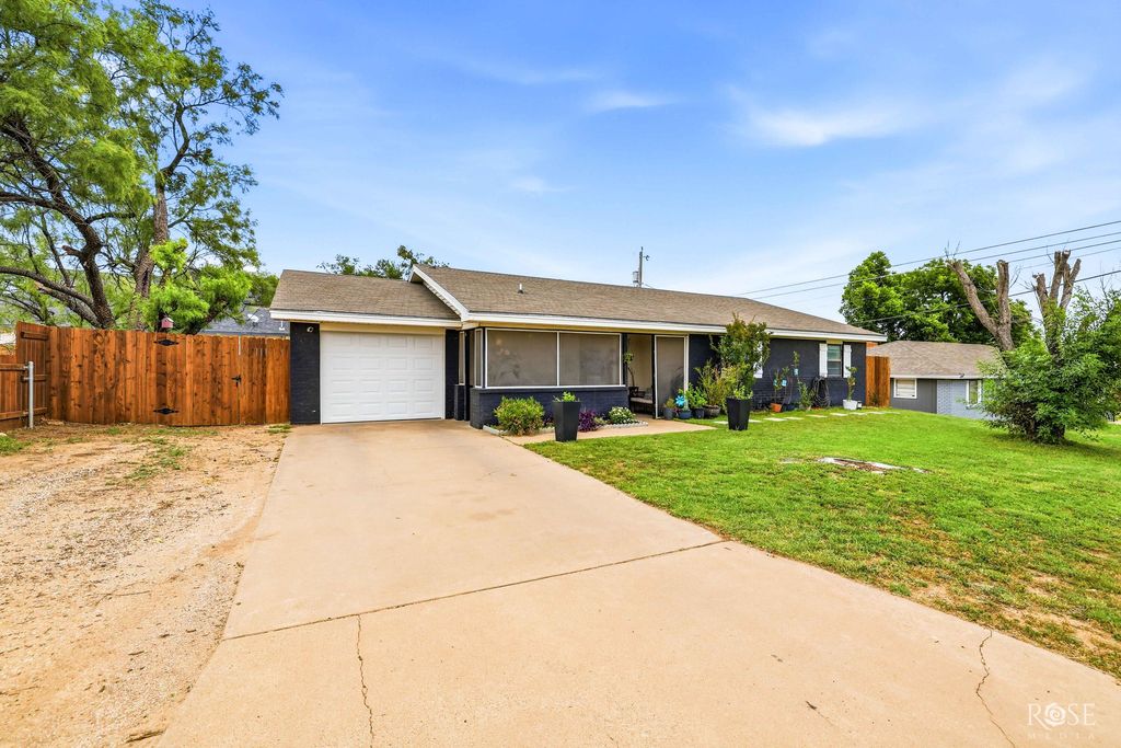 Image 3 of property listing at 1516 N Van Buren Street, San Angelo, TX 76901