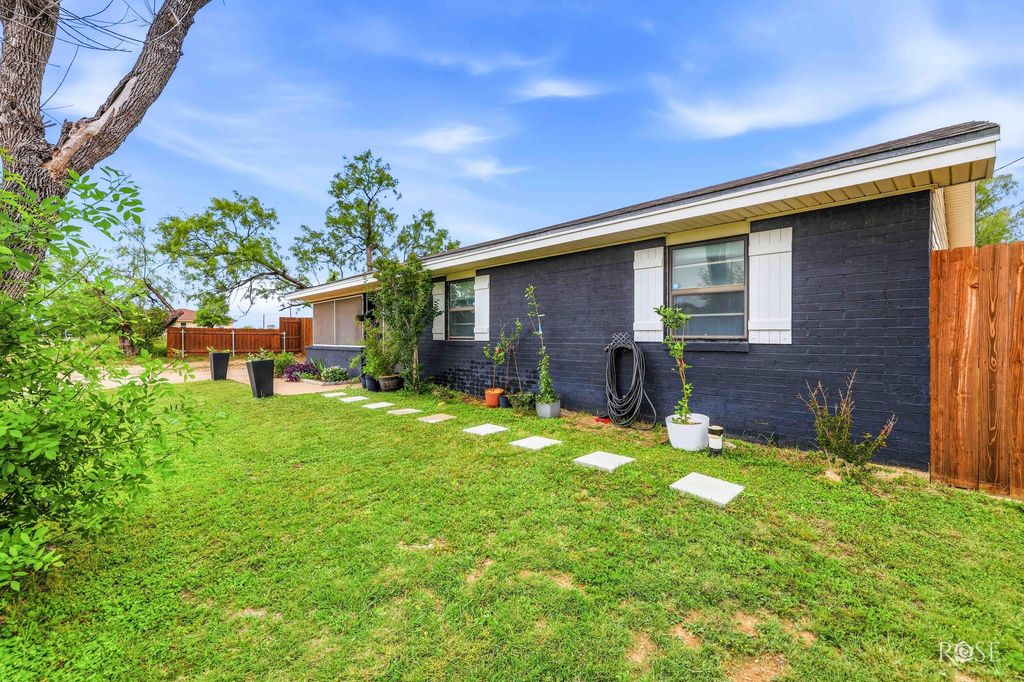 Image 4 of property listing at 1516 N Van Buren Street, San Angelo, TX 76901