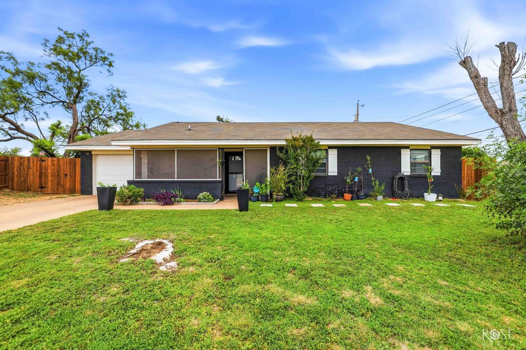 Image 5 of property listing at 1516 N Van Buren Street, San Angelo, TX 76901