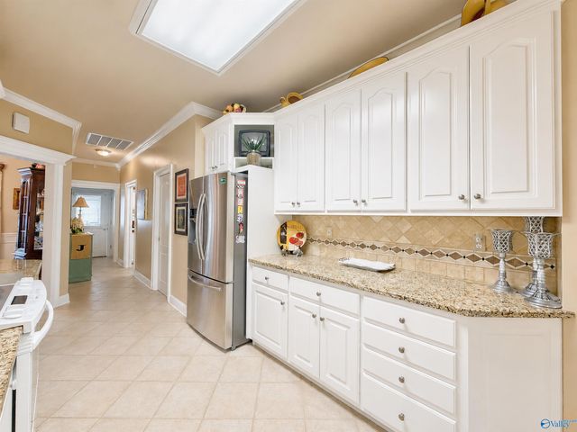 810 Village Court SW, Decatur, AL 35603
