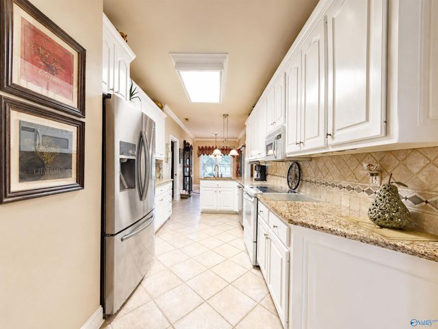 810 Village Court SW, Decatur, AL 35603