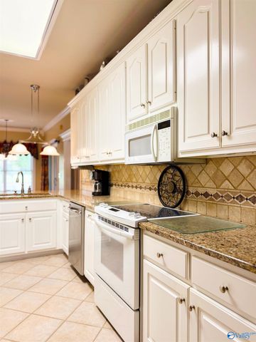 810 Village Court SW, Decatur, AL 35603