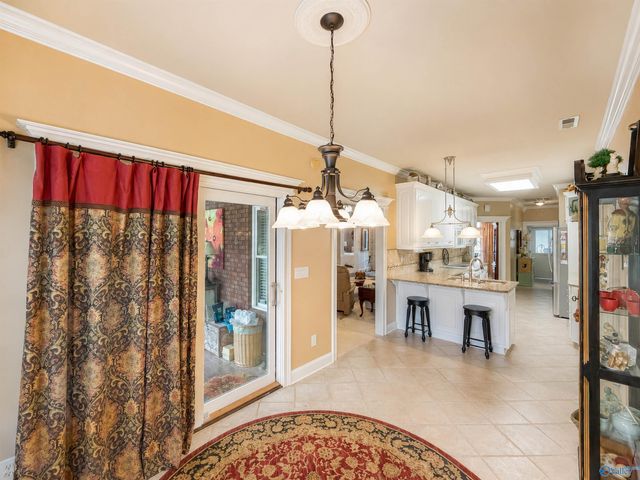 810 Village Court SW, Decatur, AL 35603