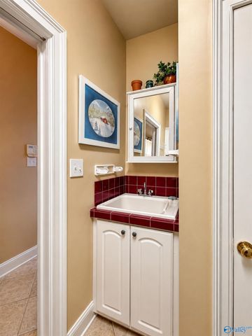 810 Village Court SW, Decatur, AL 35603