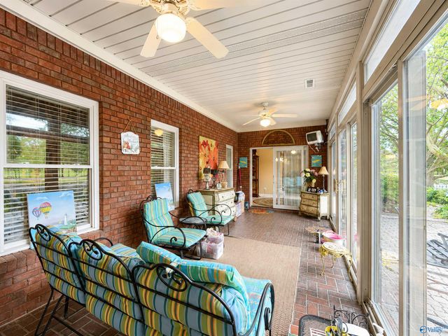810 Village Court SW, Decatur, AL 35603