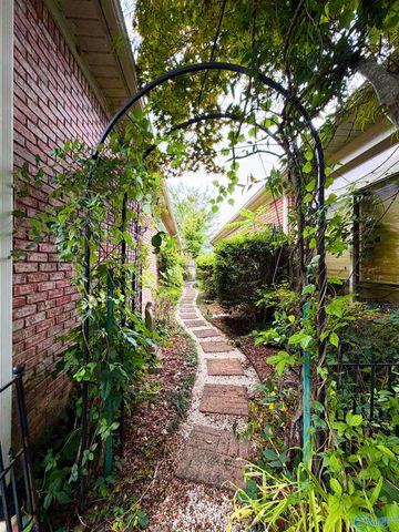 810 Village Court SW, Decatur, AL 35603