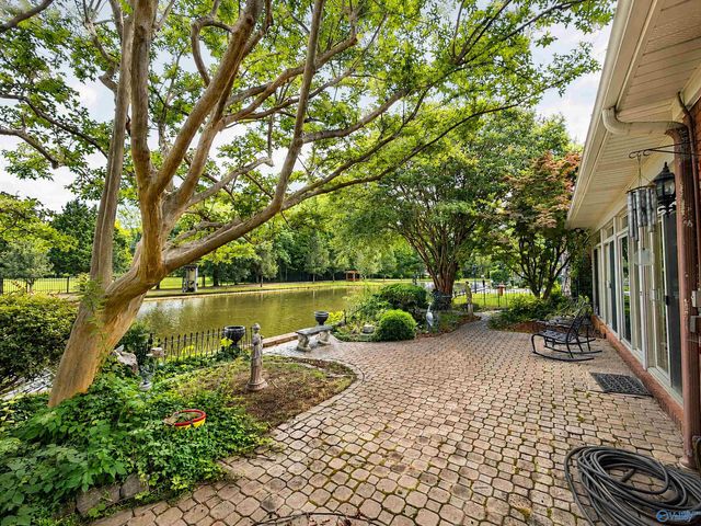 810 Village Court SW, Decatur, AL 35603
