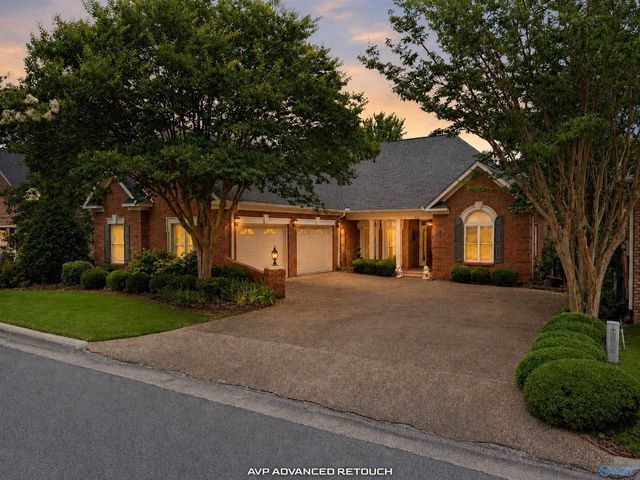 810 Village Court SW, Decatur, AL 35603