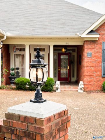 810 Village Court SW, Decatur, AL 35603