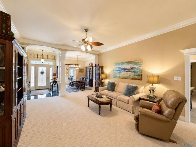 810 Village Court SW, Decatur, AL 35603