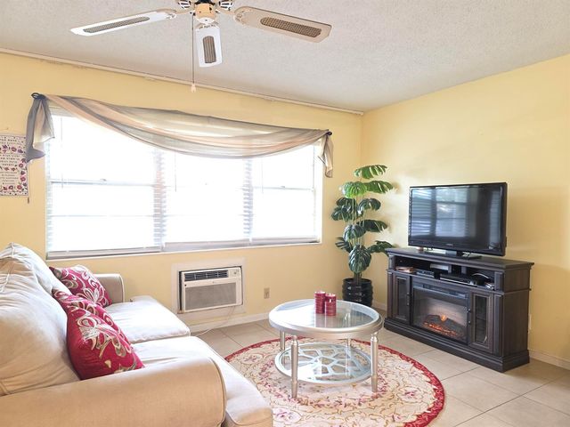 204 Kent L L, West Palm Beach, FL 33417