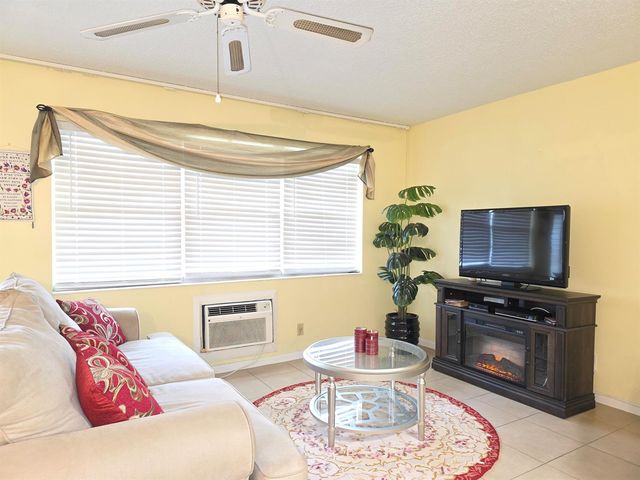 204 Kent L L, West Palm Beach, FL 33417