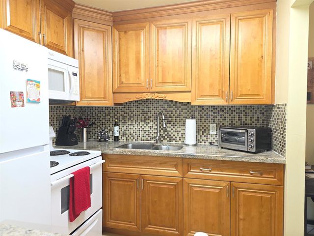 204 Kent L L, West Palm Beach, FL 33417