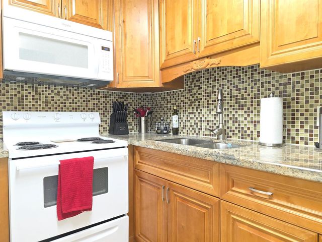 204 Kent L L, West Palm Beach, FL 33417