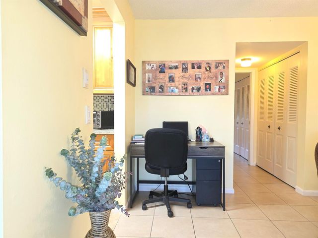 204 Kent L L, West Palm Beach, FL 33417