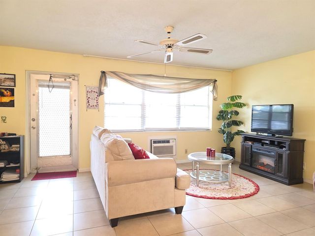 204 Kent L L, West Palm Beach, FL 33417