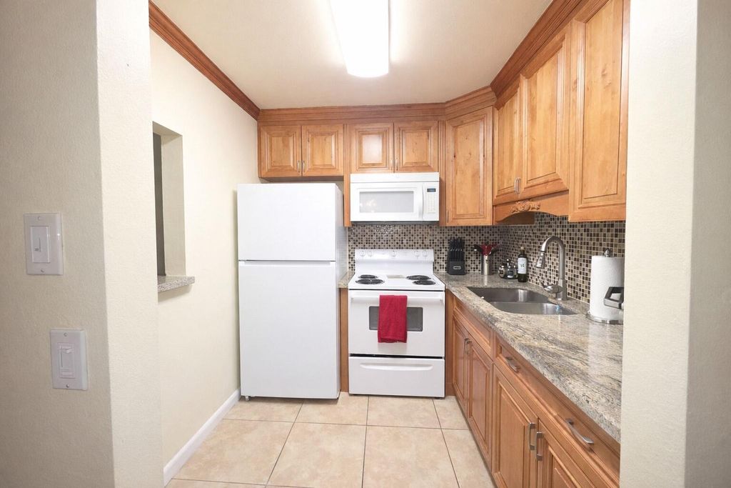 204 Kent L L, West Palm Beach, FL 33417