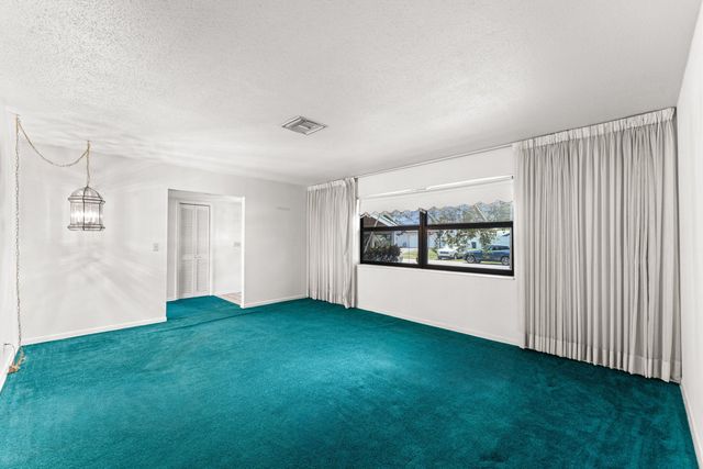 2118 W Palma Circle, West Palm Beach, FL 33415
