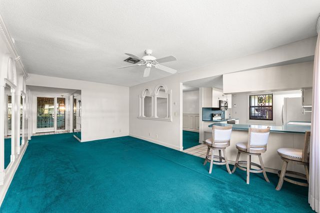 2118 W Palma Circle, West Palm Beach, FL 33415