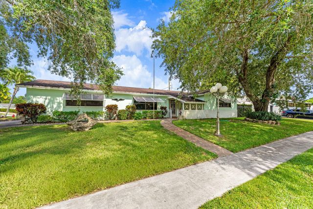 2118 W Palma Circle, West Palm Beach, FL 33415