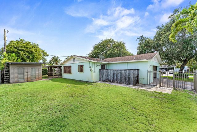 2118 W Palma Circle, West Palm Beach, FL 33415