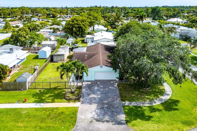 2118 W Palma Circle, West Palm Beach, FL 33415