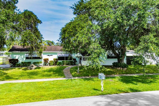 2118 W Palma Circle, West Palm Beach, FL 33415