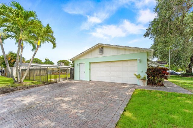 2118 W Palma Circle, West Palm Beach, FL 33415