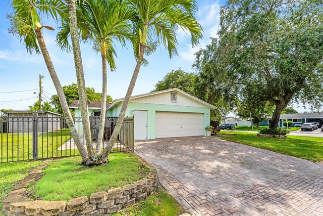 2118 W Palma Circle, West Palm Beach, FL 33415