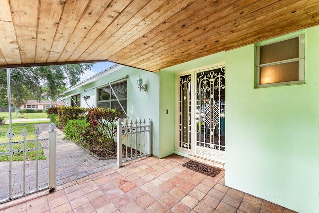 2118 W Palma Circle, West Palm Beach, FL 33415