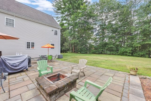 23 Fieldstone Dr, Palmer, MA 01069